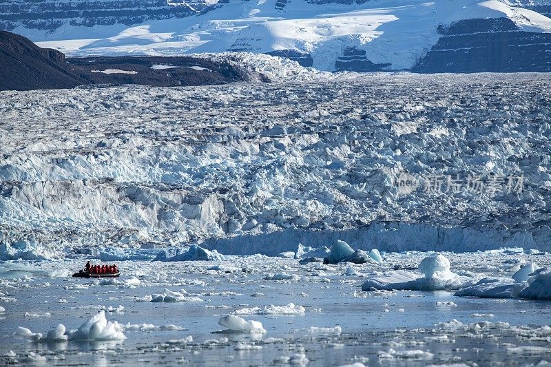 探险游轮MV Sea Spirit (Poseidon Expeditions)的乘客们乘坐Zodiac摩托艇穿过浮冰，接近一个巨大的冰川